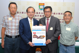 香港大學李嘉誠醫學院外科學系講座教授、肝膽胰外科主任、孫志新基金教授(外科)潘冬平教授(左二)及內科學系臨床助理教授邱宗祥醫生(右二)根據新建立的「香港肝癌分期系統」為病人溫先生(右一)及呂先生(左一)決定最合適的治療方案。